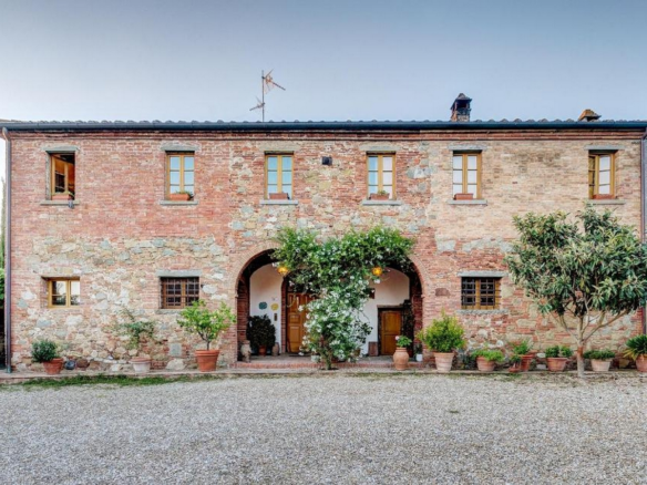 Eiendom med gård midt i det toskanske landskapet