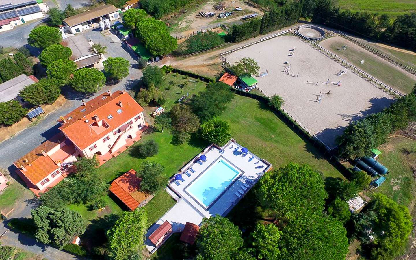 Kiinteistö, jossa ratsastuskoulu ja luomutuotteita Rosignano Marittimossa