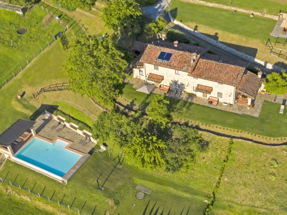 Proprietà Con Piscina E Incantevole Giardino A Castelnuovo Di Garfagnana