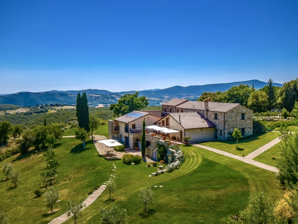 Proprietà Esclusiva Con Splendido Giardino E Vista Aperta Nella Campagna Grossetana