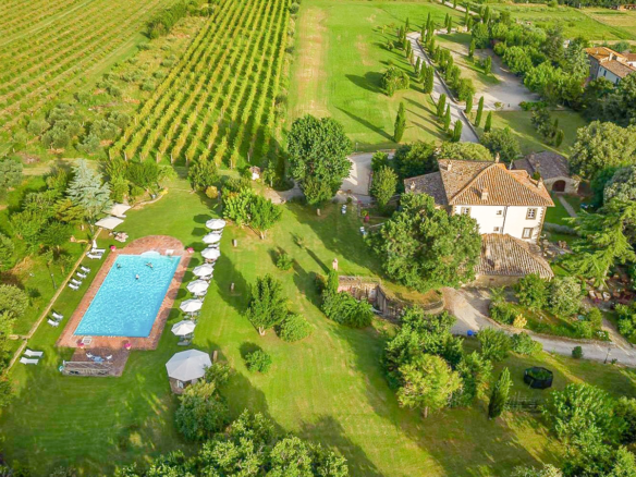 Relais storico ristrutturato con piscina nella campagna di Cortona