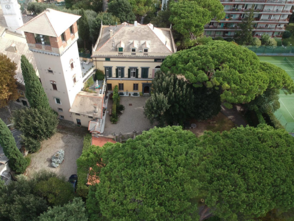 Signorile Appartamento in Villa Storica di Grande Prestigio Immersa nel Parco - Genova Quarto
