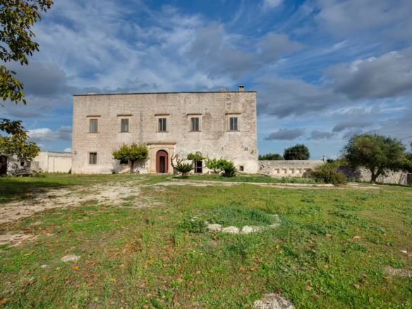 Splendida Masseria del XVII Secolo Con Ampio Terreno a Ceglie Messapica