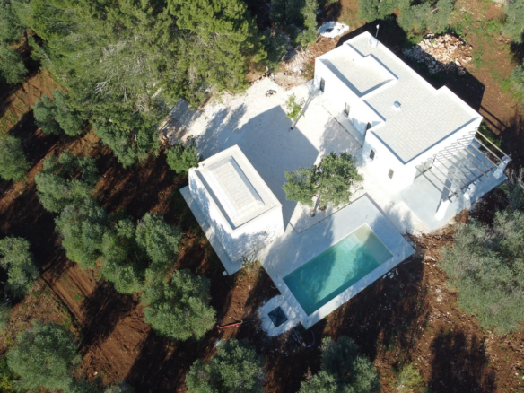 Splendida Proprietà Di Nuova Costruzione Con Piscina