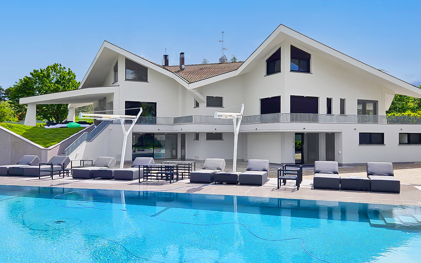 Splendida Villa di Design con Piscina a Sfioro – San Marino