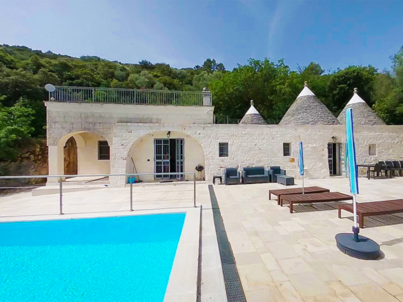 VILLA CON TRULLI VISTA MARE E PISCINA TRA FASANO