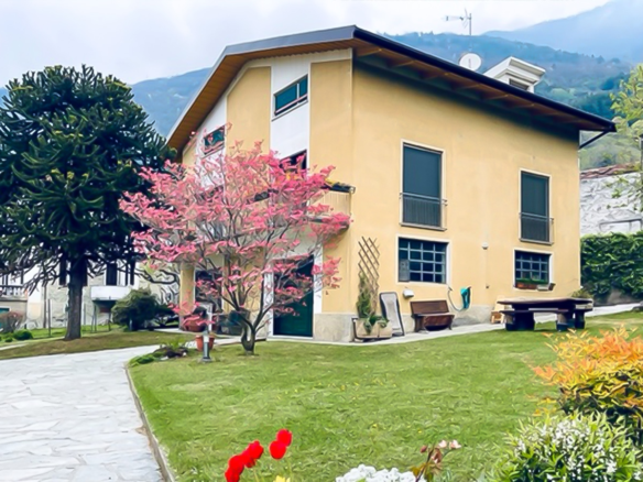 Villa Con Ampio Giardino A Pochi Km Dal Lago Di Como
