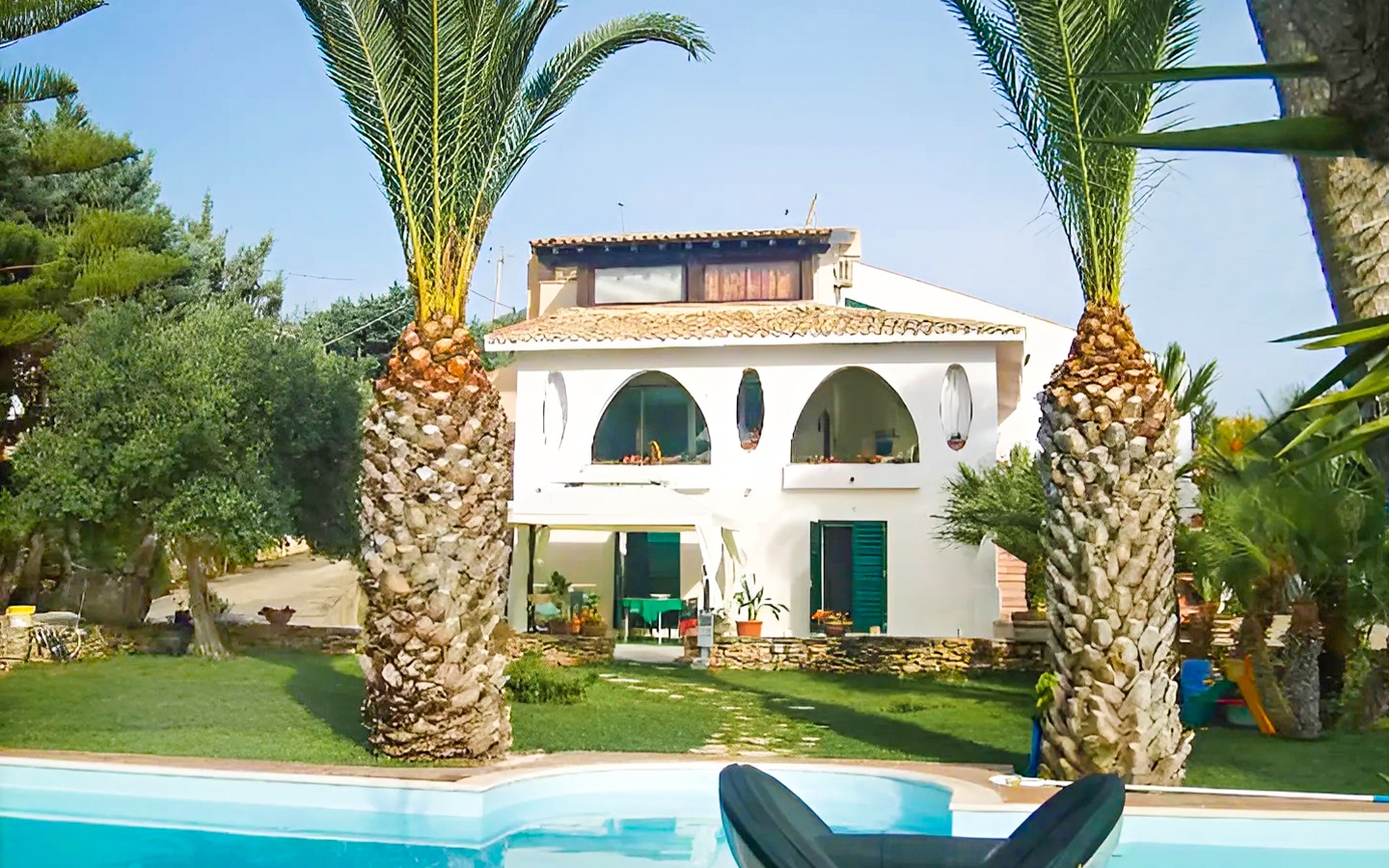 Huvila uima-altaalla ja merinäköalalla myytävänä Porto Palo Di Menfi, Sisilia