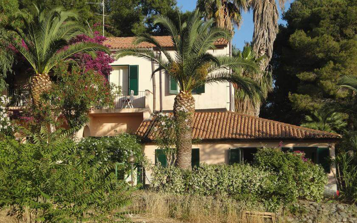 Вилла с видом на море и земельным участком под застройку, недалеко от моря и Тропеи, Калабрия