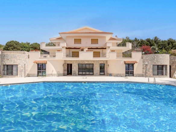 Prestisjefylt villa med panoramautsikt i Ganzirri