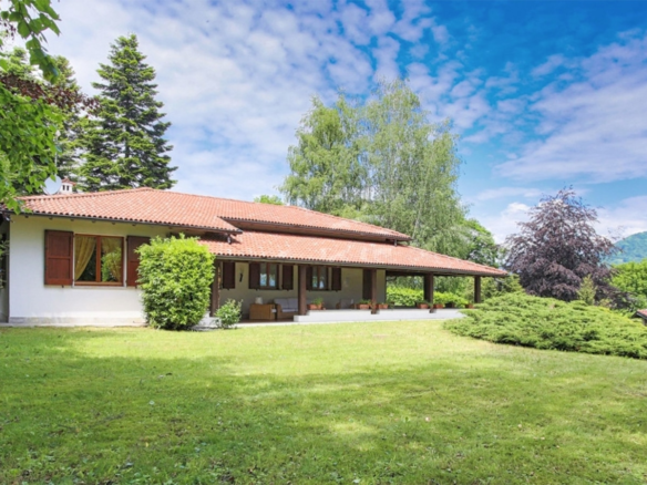 Villa Immersa Nel Verde Con Ampio Giardino