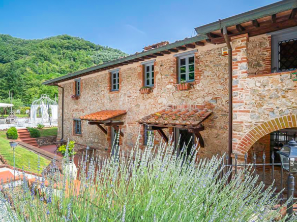 Villa In Pietra Con Ampio Giardino Nell’entroterra Toscano