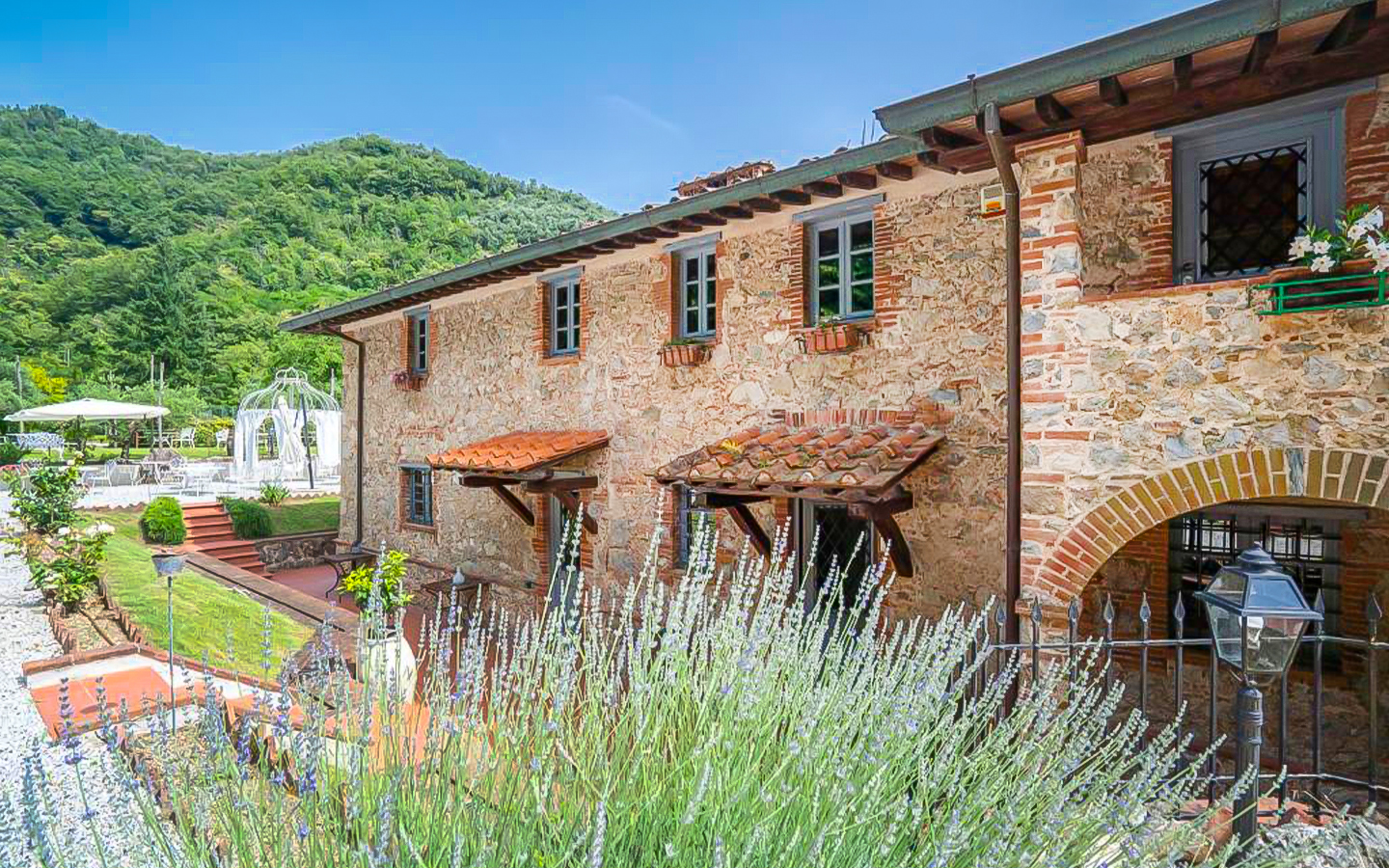 Villa In Pietra Con Ampio Giardino Nell’entroterra Toscano