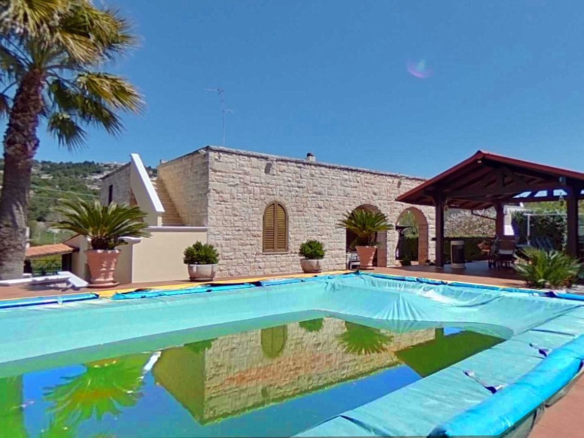 Villa In Pietra Indipendente Con Piscina Nella Vallata Del Canale Di Pirro