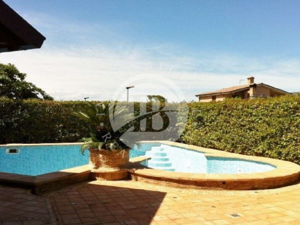 Omakotitalo Villa uima-altaalla