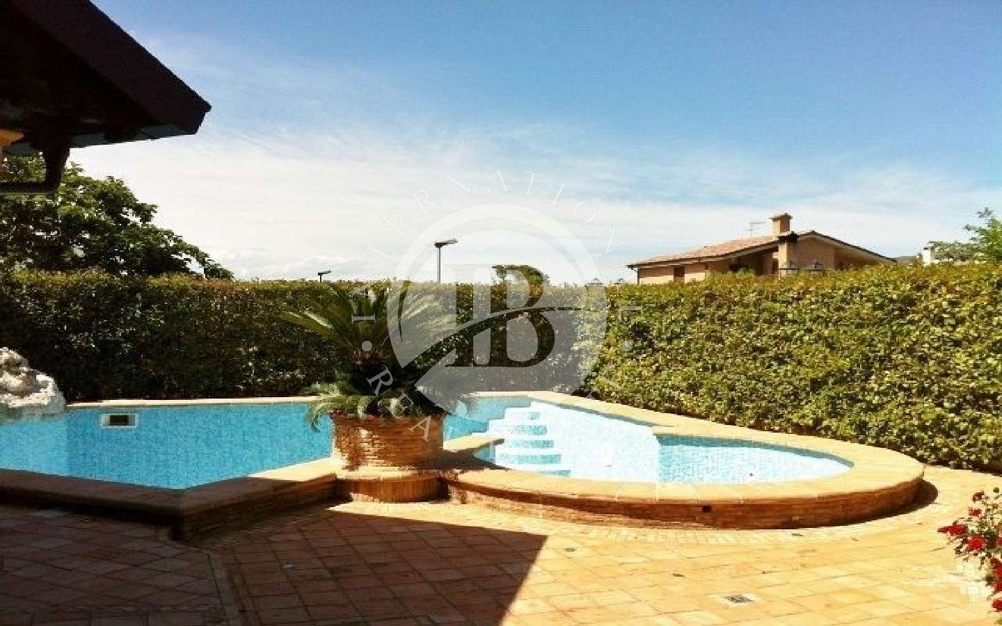 Huvila uima-altaalla, Pineto, Abruzzo