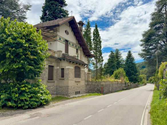 Villa Liberty con ampio giardino nei pressi del Lago di Lugano