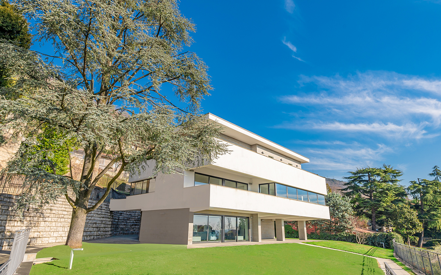 Villa Moderna con Vista Panoramica e Piscina a Brescia
