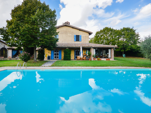 Villa Ristrutturata Con Piscina E Giardino A Montecastrilli