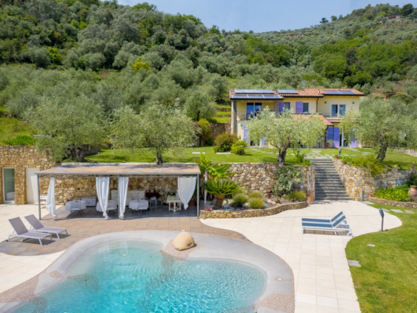 Villa Ristrutturata Con Piscina Immersa Nella Natura A Pochi Chilometri Dal Mare Di Ventimiglia