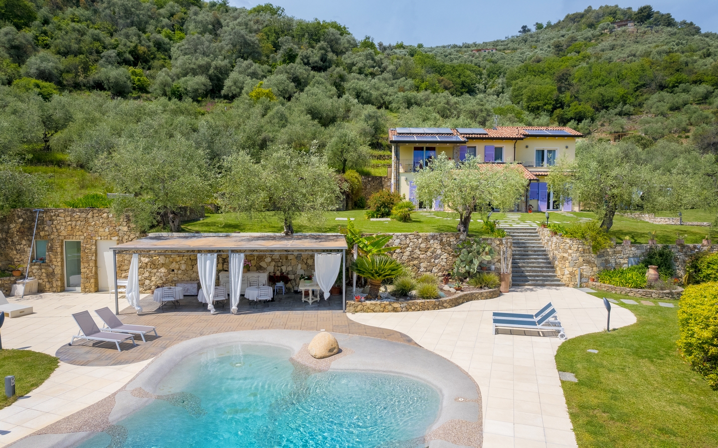 Renovert villa med basseng omgitt av natur noen få kilometer fra havet i Ventimiglia