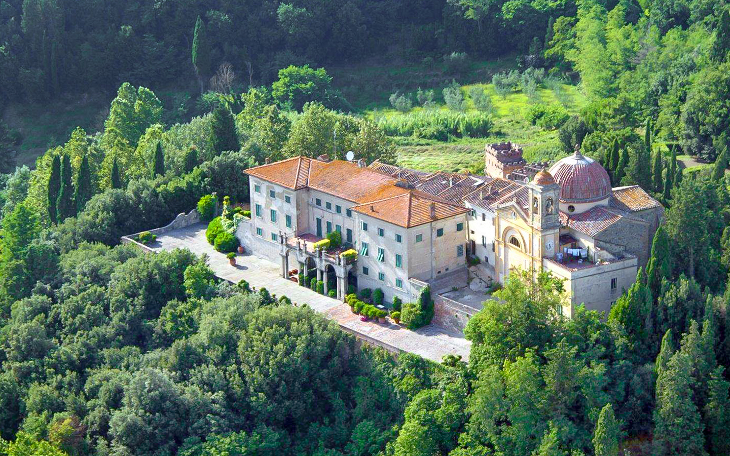 Historiallinen huvila, jossa on freskoja, teatteri ja torneja Palaia kaupungissa