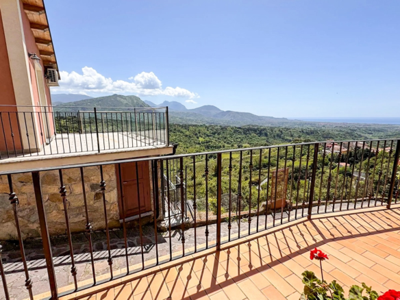 Villa Su Tre Livelli Con Vista Mare E Montagna Nella Campagna Calabrese