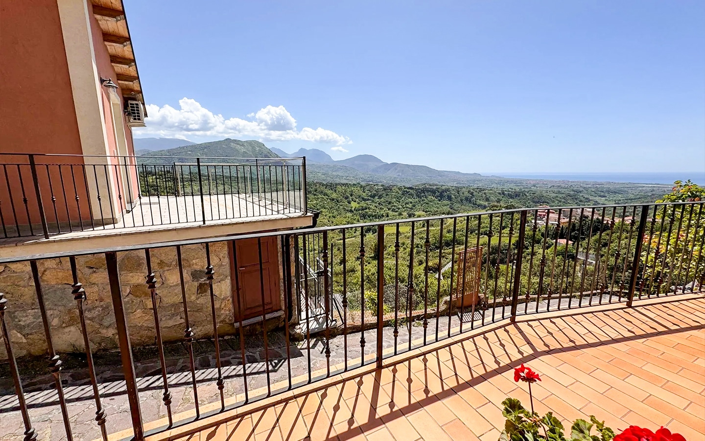 Villa Su Tre Livelli Con Vista Mare E Montagna Nella Campagna Calabrese