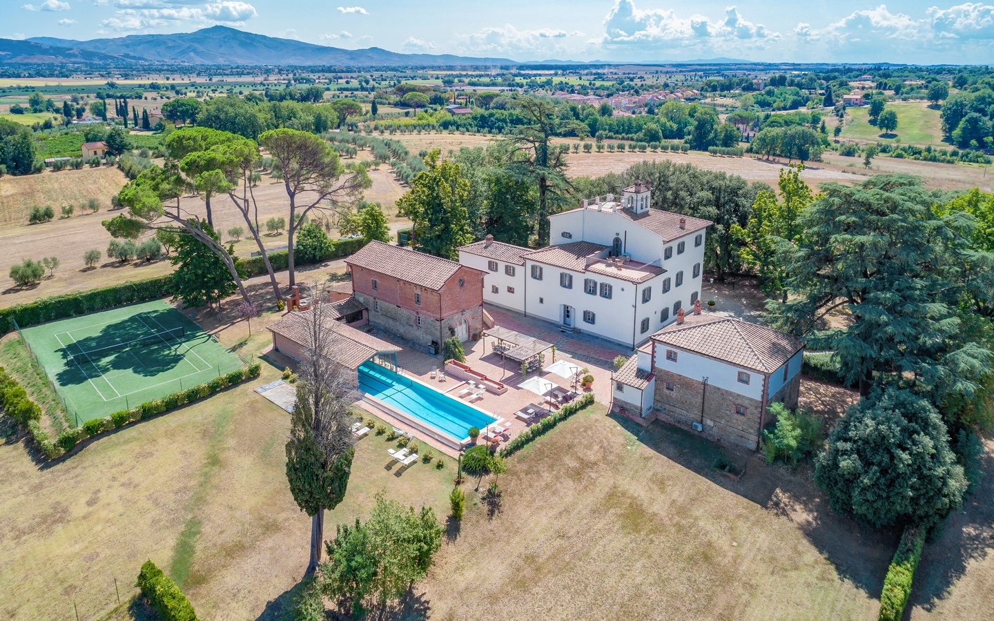 Villa con Piscina, Campo da Tennis e Ampio Parco nella Campagna Toscana