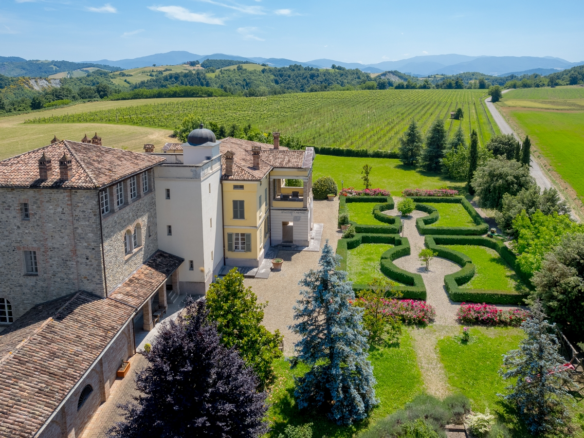 Villa di Lusso Con Vigneto e Architettura d'Autore Nel Parmense