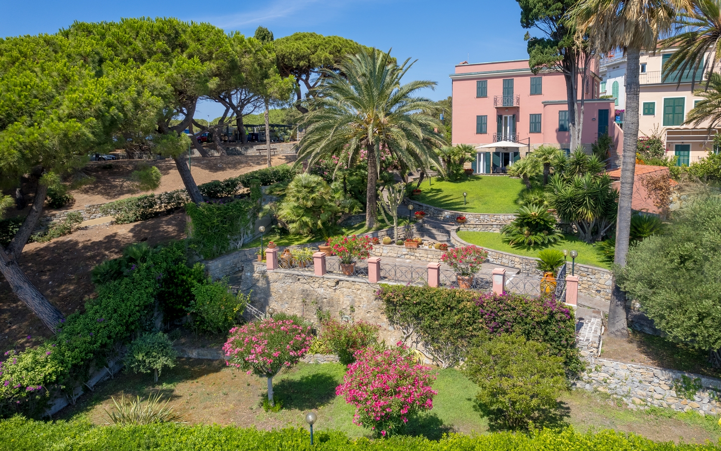 Villa Di Rilievo Storico Con Grande Parco A Ridosso Del Mare E Piscina A Bordighera