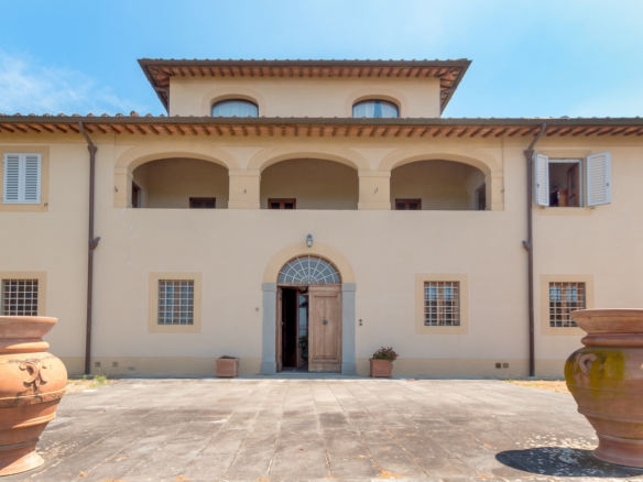 Villa immersa nelle colline della Valdarno