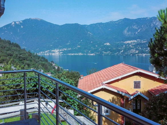 Villa moderna con vista a osteno