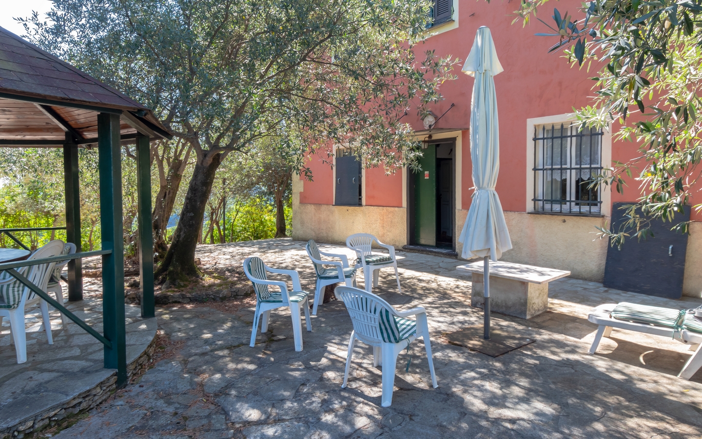 Historisk villa i dominerende beliggenhet med stor hage noen få kilometer fra Recco