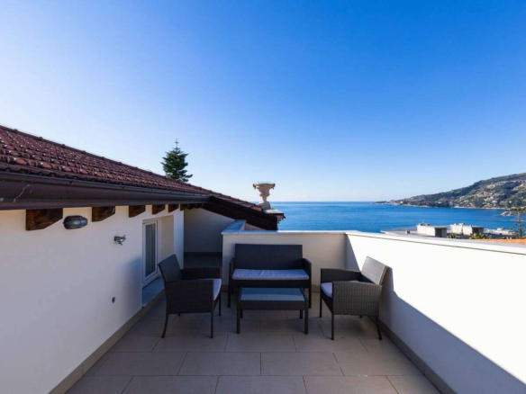 Appartamento Con Terrazzo E Vista Mare Nel Centro Di Ospedaletti