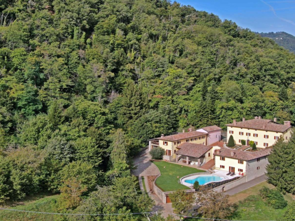 Borgo Suggestivo Raccolto Nel Cuore Dell'appennino Tosco-Emiliano