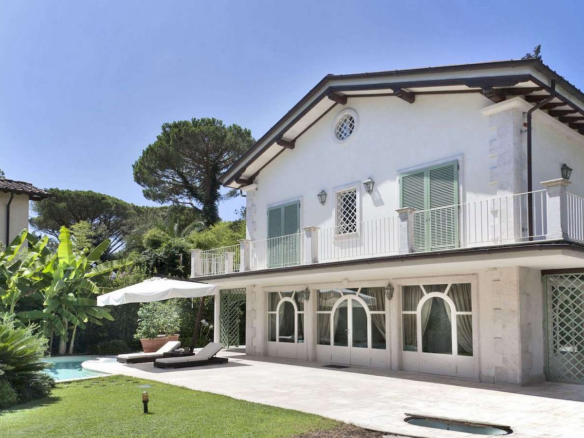 Elegante Villa Con Piscina E Giardino A Forte Dei Marmi