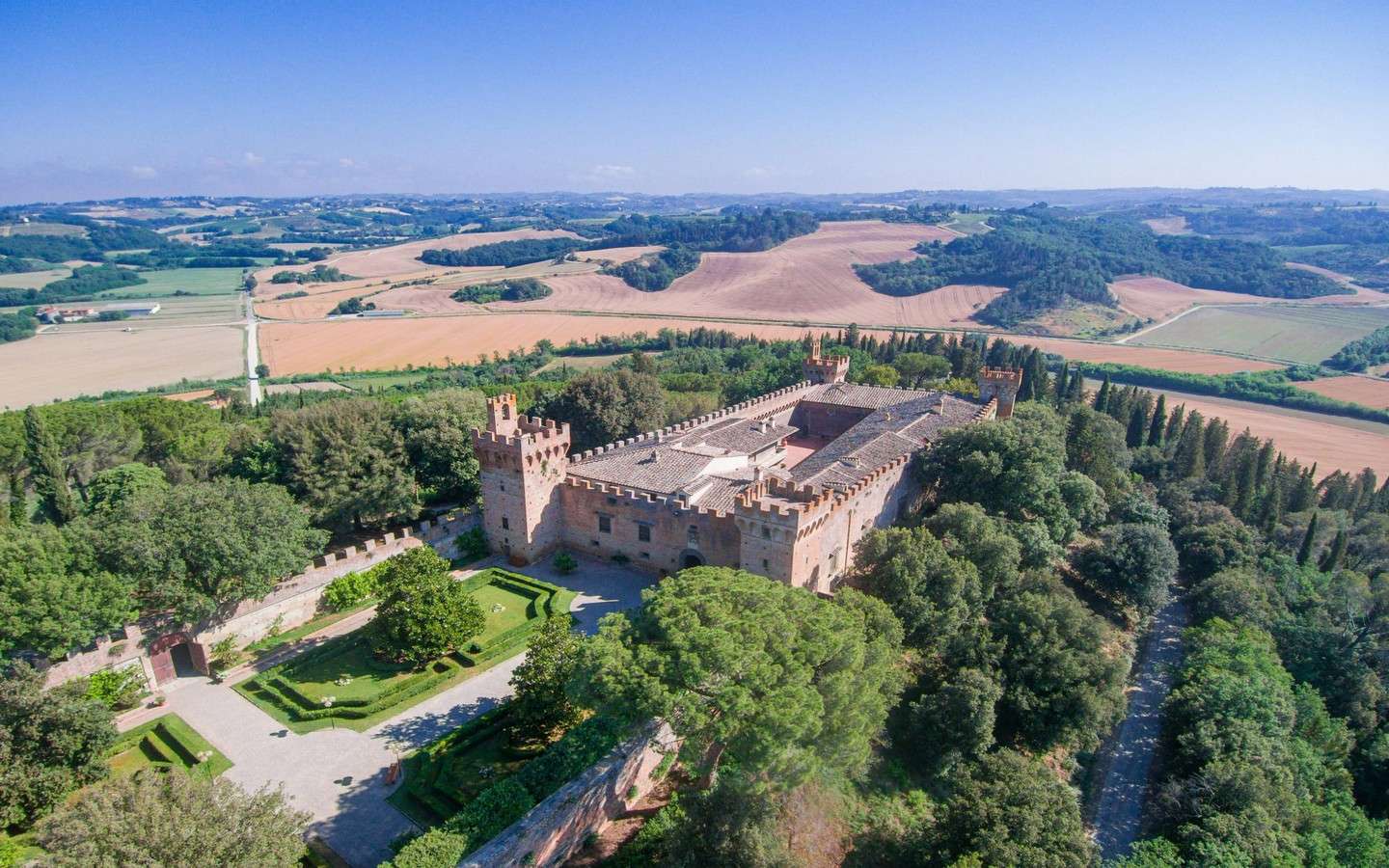 Esclusiva Proprietà Con Castello Del 1400, Borgo Storico, Azienda Agricola E Agriturismo