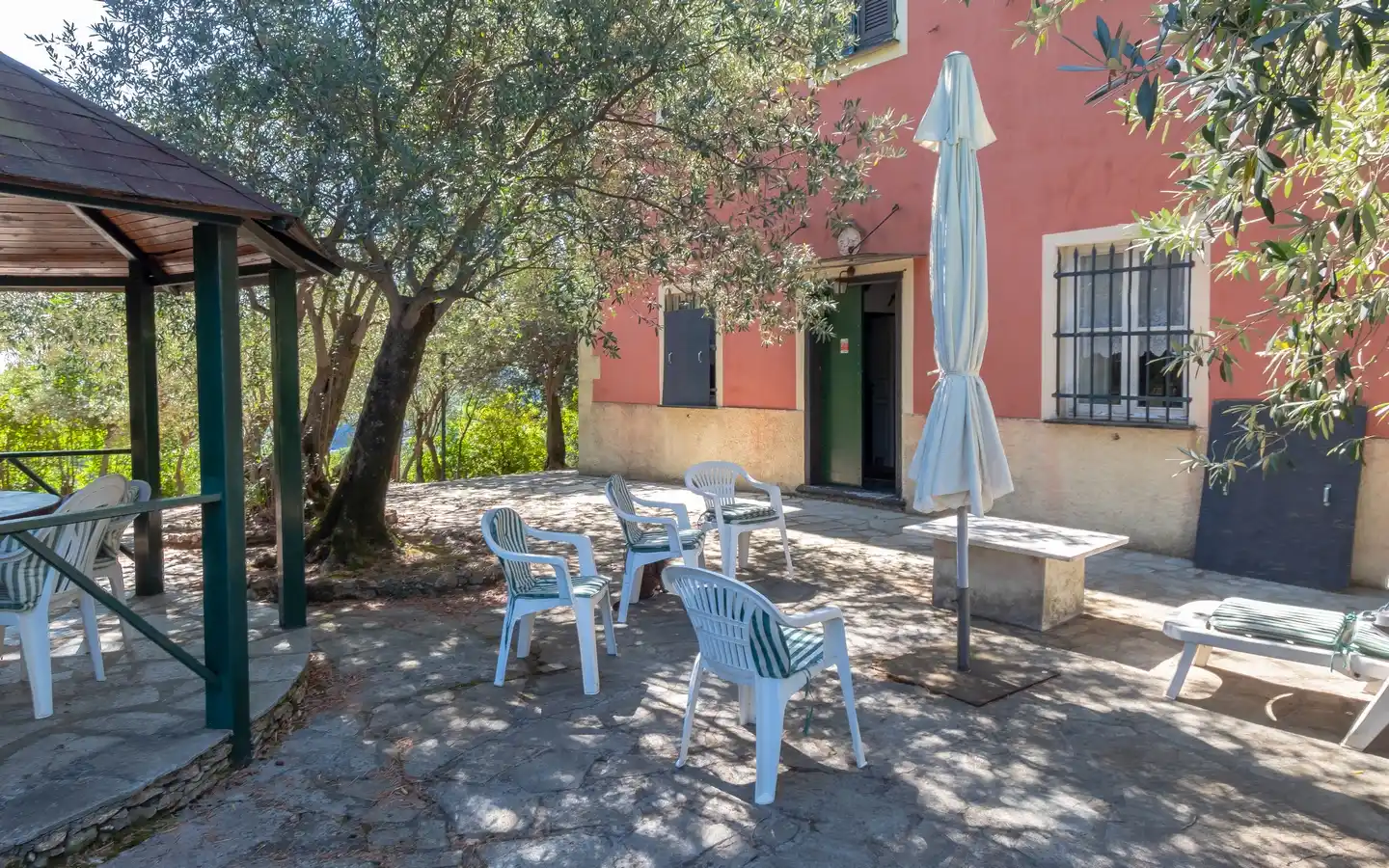 Historisk villa med dominerende beliggenhet og stor hage noen få km fra Recco