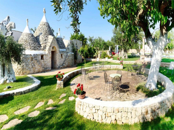 Magnifico Complesso Di Immobili Costituito Da 2 Trulli Con Lamie E 4 Ville Autonome Ed Indipendenti Con Piscina - San Vito Dei Normanni (Puglia)