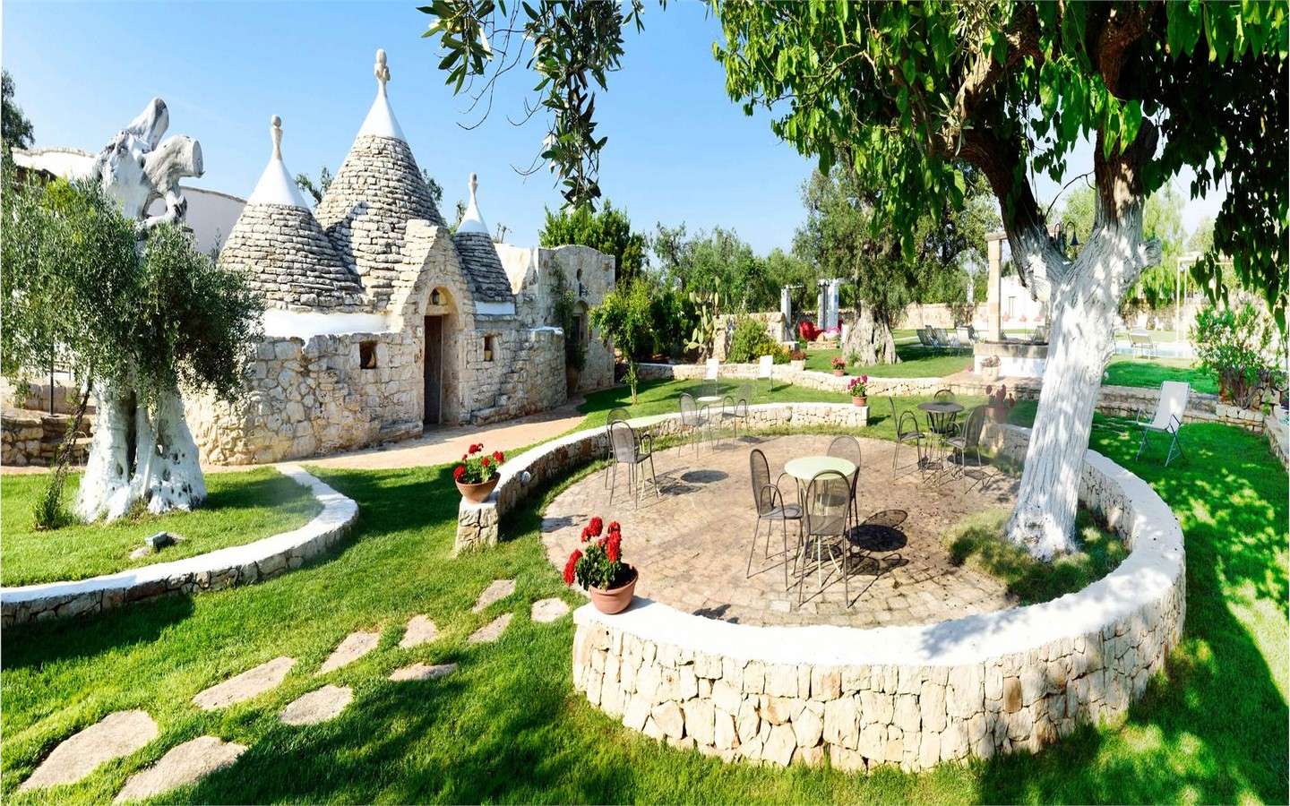 Magnifico Complesso Di Immobili Costituito Da 2 Trulli Con Lamie E 4 Ville Autonome Ed Indipendenti Con Piscina – San Vito Dei Normanni (Puglia)