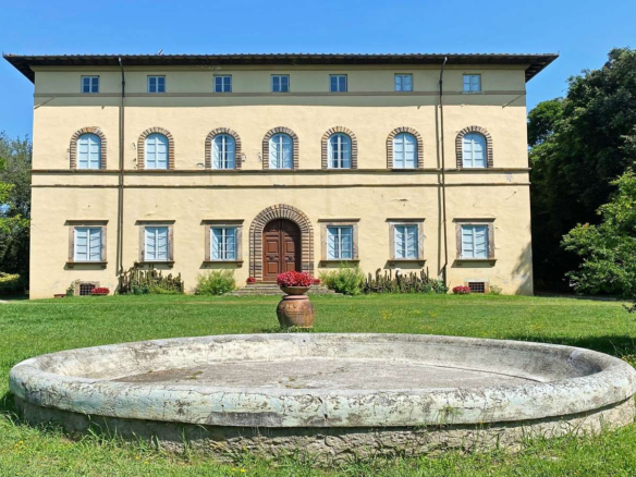 Prestigiosa Villa Con Azienda Agricola Nella Campagna Lucchese