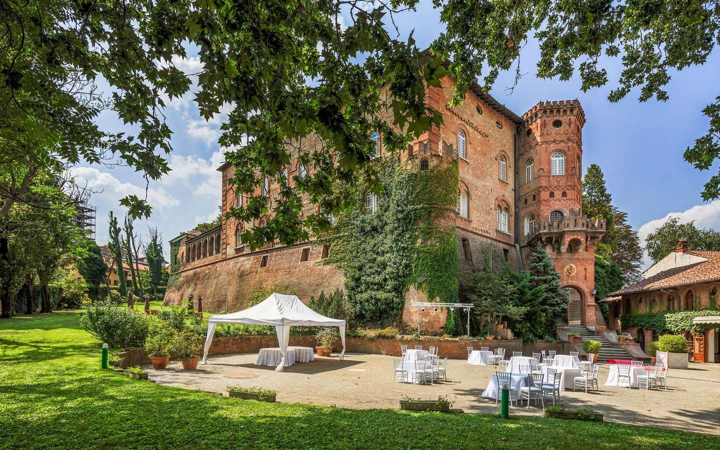 Prestigioso Castello Con Parco Secolare Ai Confini Del Monferrato In Piemonte