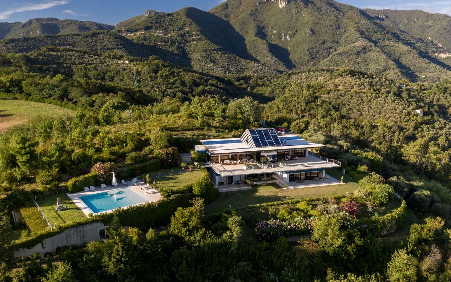 Splendida Proprietà Di Design Con Vista Mare – Camaiore