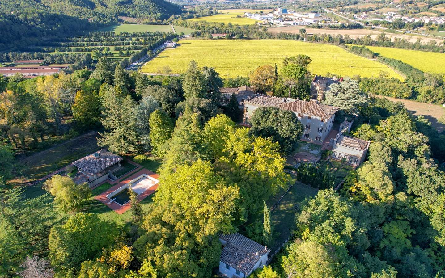 Splendida Tenuta Con Villa, Castello Medievale, Parco, Piscina, Azienda Agricola E Allevamento Cavalli A Perugia