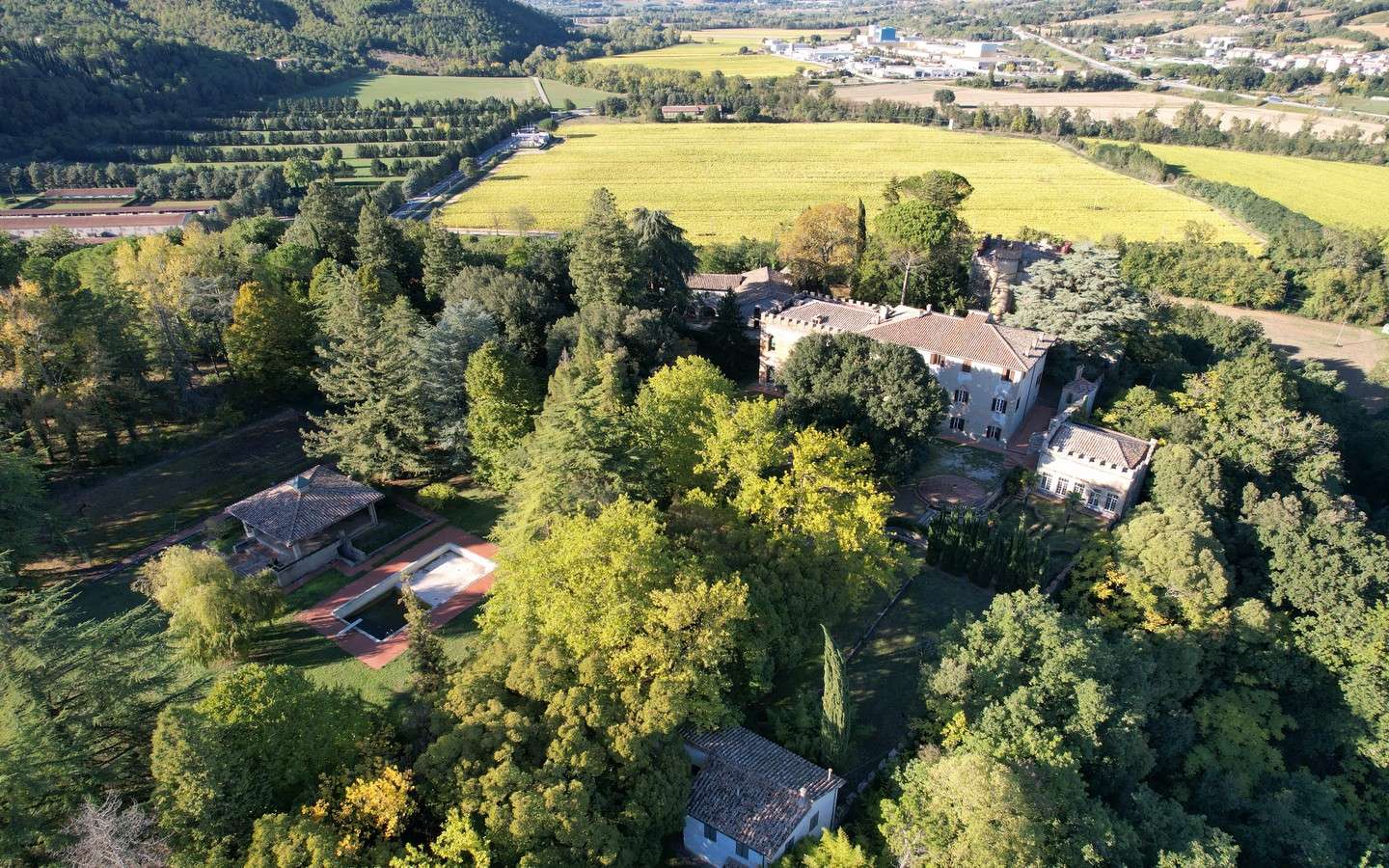 Villa, Castello E Annessi Con Parco, Piscina E Paddock A Perugia