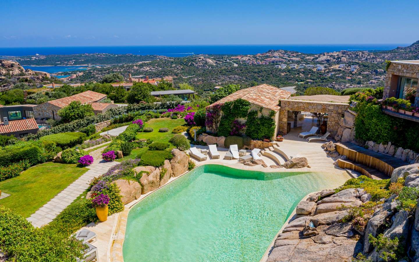Villa Con Due Dépendance E Piscina Vista Mare A Porto Cervo
