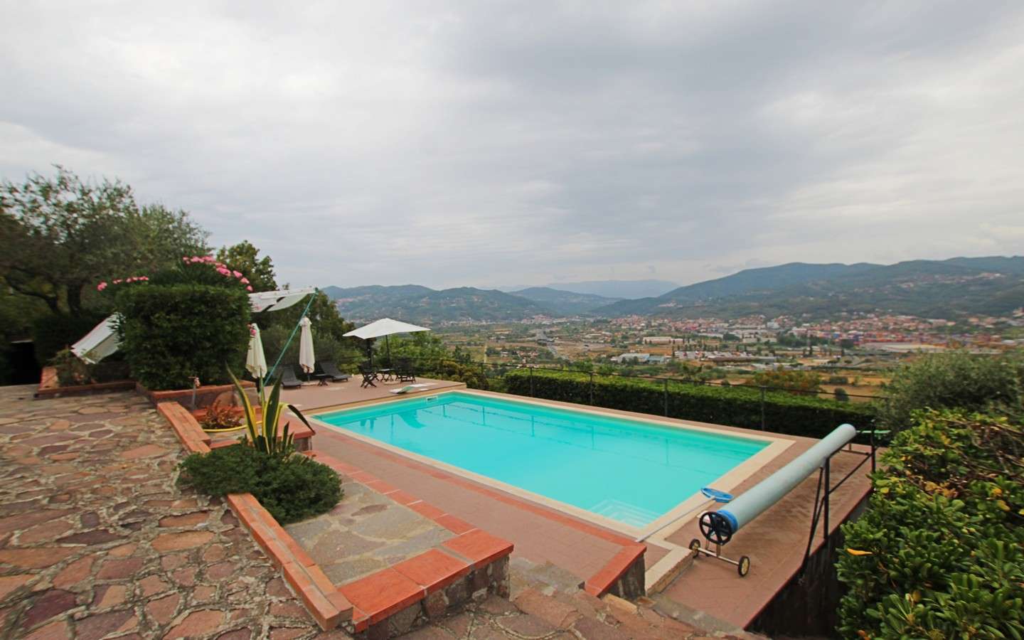 Villa Con Piscina In Posizione Panoramica A Vezzano Ligure