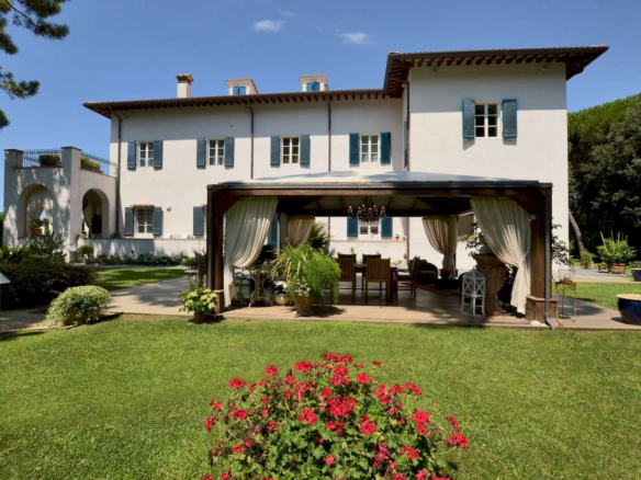 Villa Di Lusso Fronte Mare In Vendita Sulla Riviera Apuana