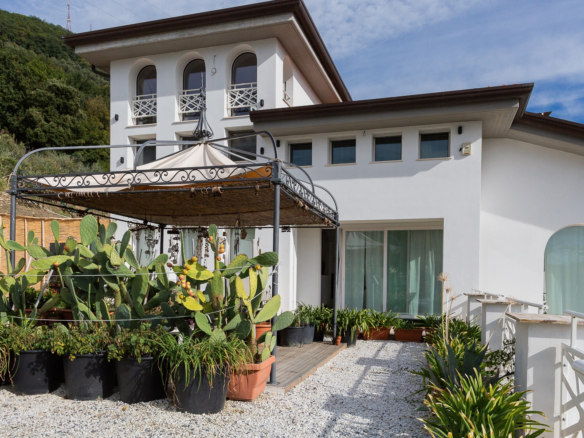 Villa Di Nuova Costruzione A Marina Di Carrara